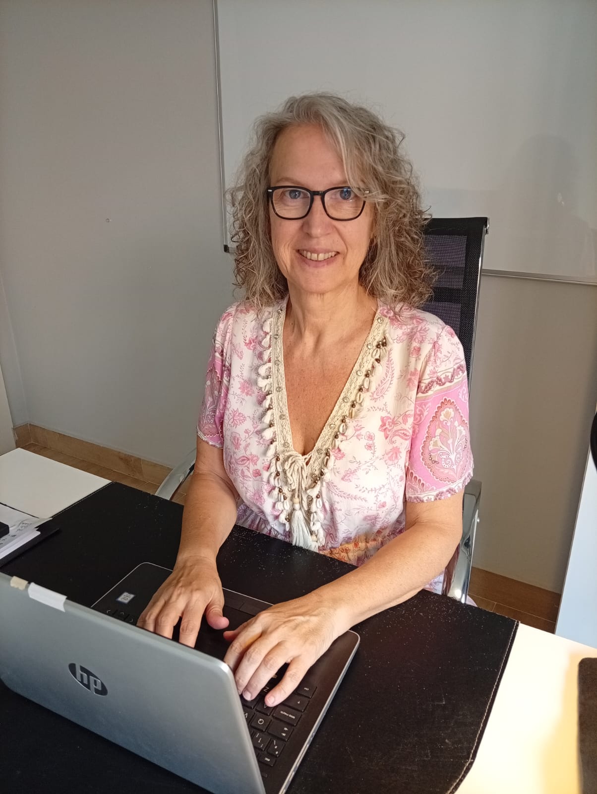 María Yeste durante una sesión de terapia online frente al ordenador